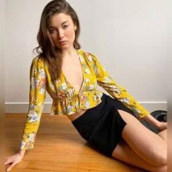 Aritzia Sunday Best yellow floral crop top size Small - Picture 5 of 6